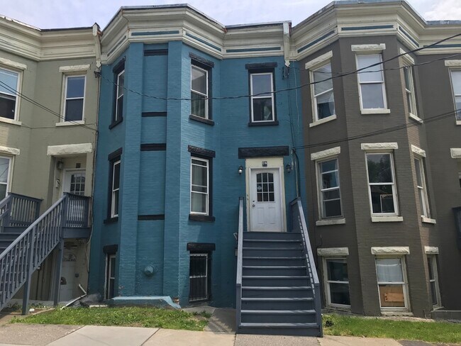 Building Photo - Comfy 2/3 Bedroom apartments