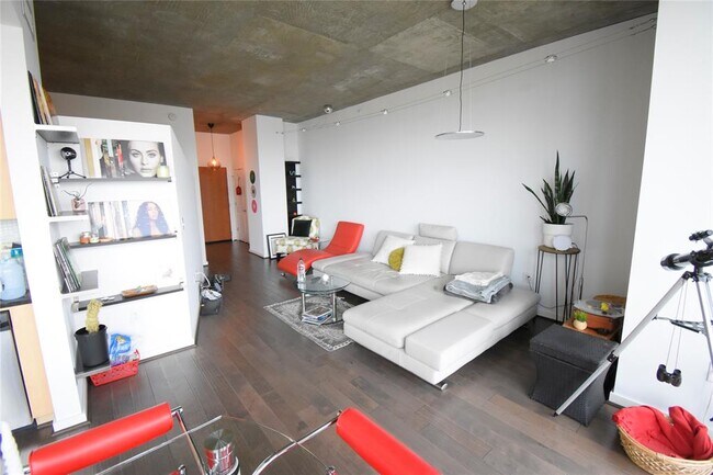 Building Photo - 5925 Almeda Rd