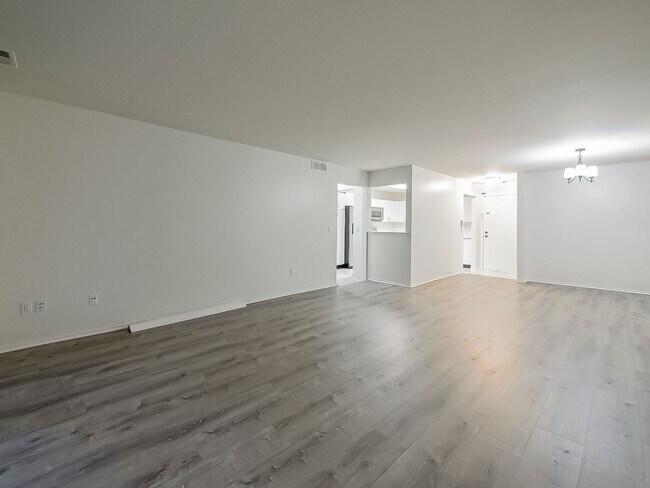 Building Photo - AVAILABLE NOW! Inviting 2-Bedroom, 2-Bath Home in a Convenient Farmington Hills Community