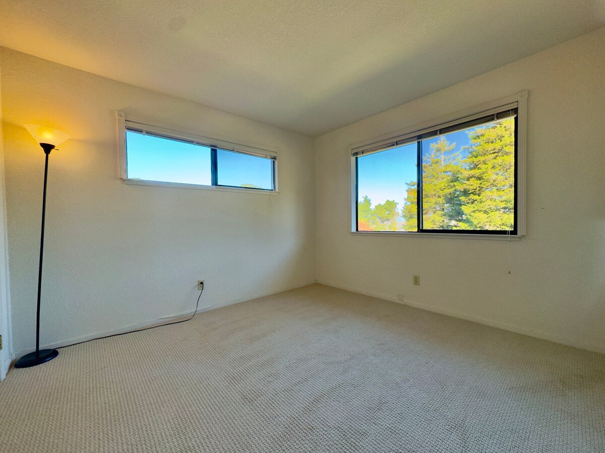 Building Photo - 2221 Pinehurst Way