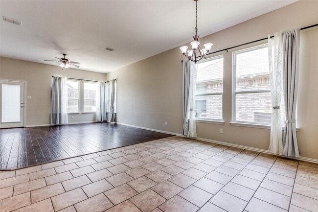 Building Photo - 14625 Riverside Dr