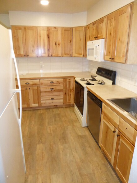 Building Photo - 1040 Ponderosa Dr