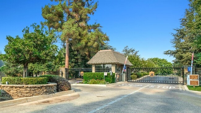 Building Photo - 2830 W Kensington Ln
