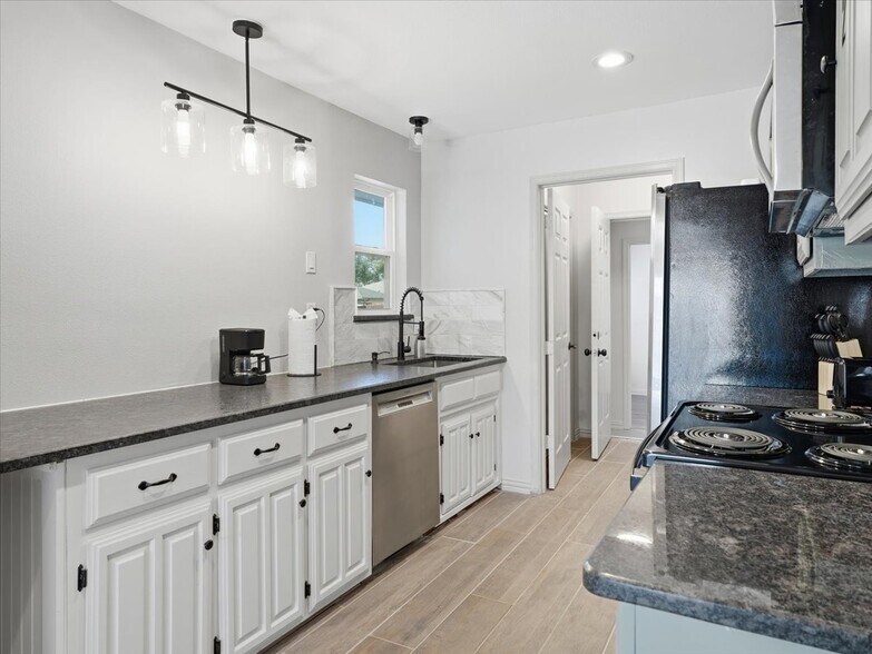 Building Photo - 7010 Lakeshore Dr