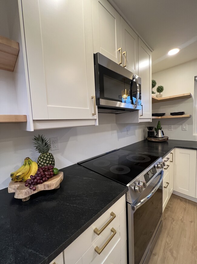 Building Photo - 214 W 7th St