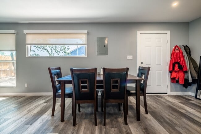 Building Photo - 2621 Wood Ave