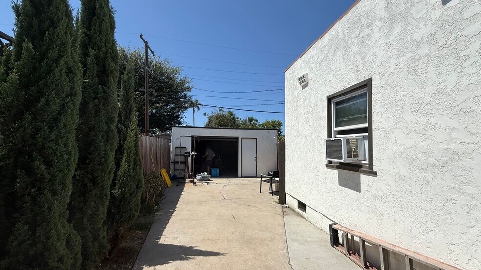 Building Photo - 4356 33rd Pl