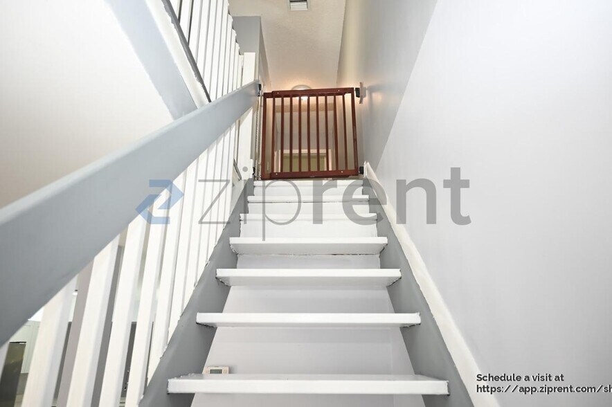 Building Photo - 9761 Riverside Dr