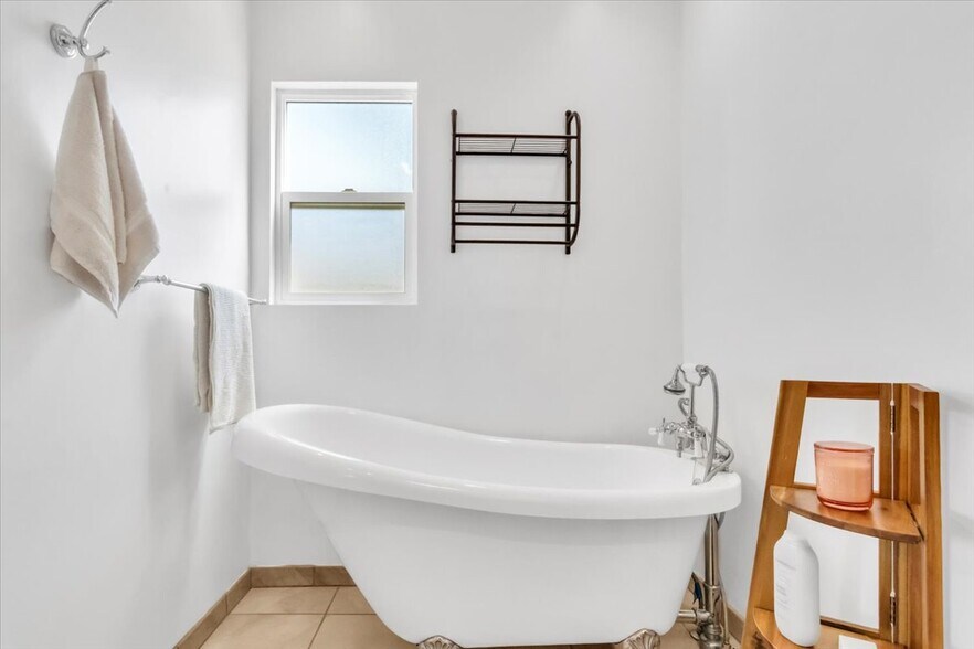 Building Photo - 23223 Canzonet St