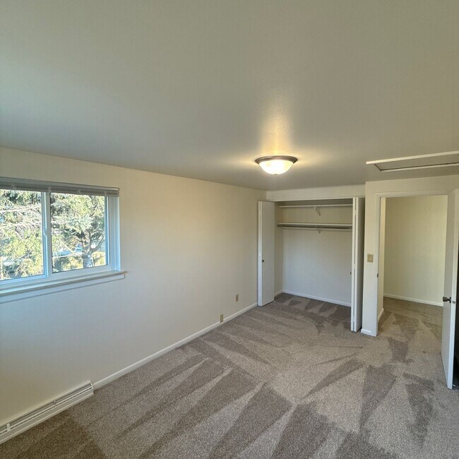 Building Photo - 2239-2239 N Thompson Rd