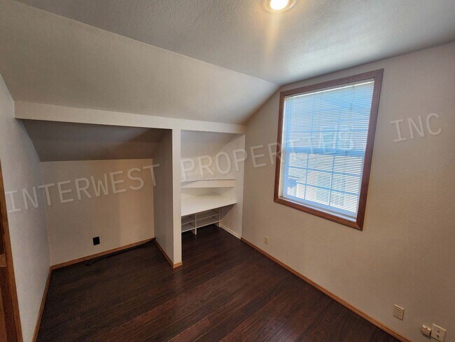 Building Photo - 4+ Bedroom Tigard Home With a Beautiful Vi...