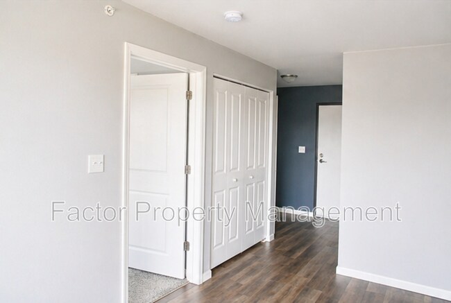 Building Photo - 561 S Elk St