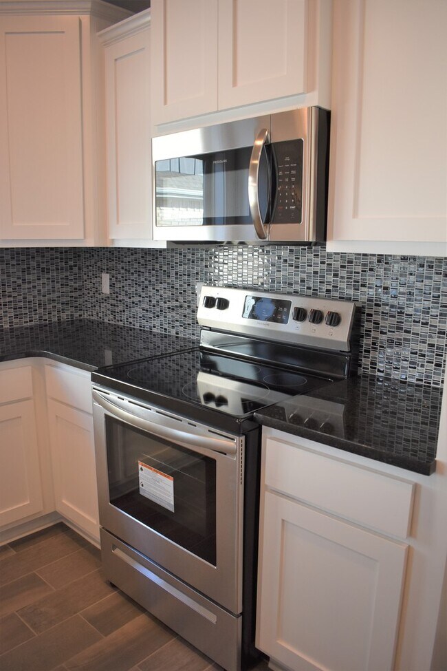 Building Photo - Luxurious 4 Bedroom, 3.5 Bathroom Home In Fayetteville, AR