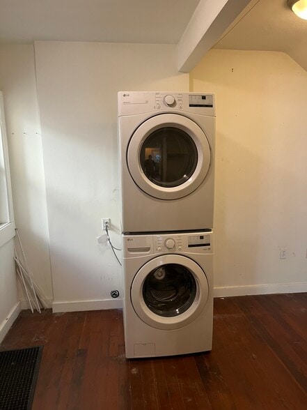 Building Photo - 504 N Heliotrope Dr