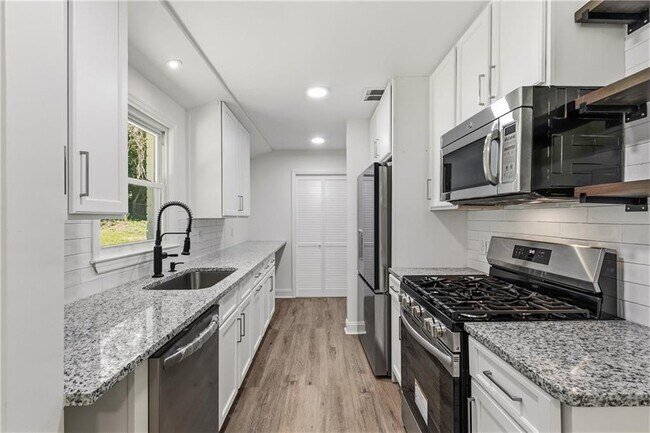 Building Photo - 1348 Ridgewood Dr SW