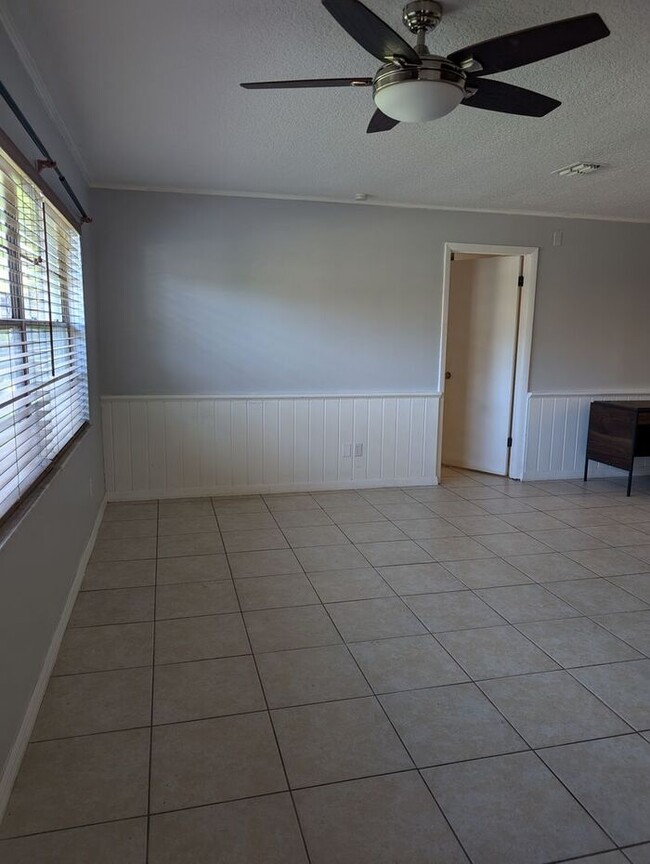 Building Photo - Large 3 bedrooms and 2 baths with a beauti...