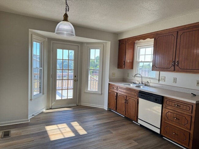 Building Photo - Convenient Location!  3 bedroom 2 bath wit...