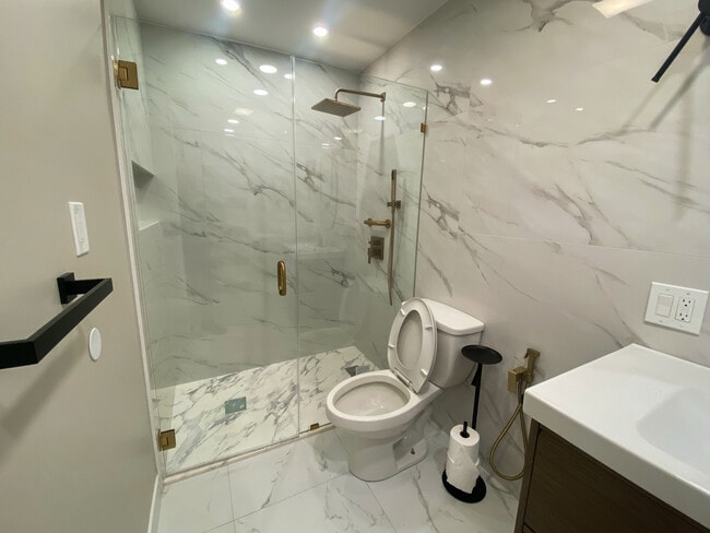 Building Photo - 715 W Central Rd