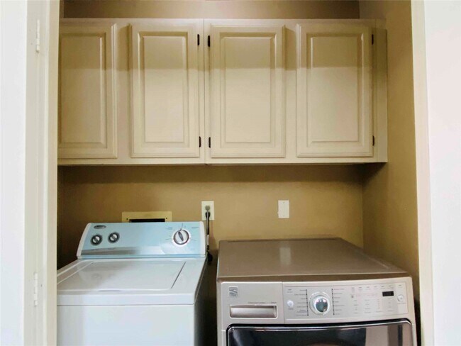 Building Photo - 2001 Highland Hills Dr