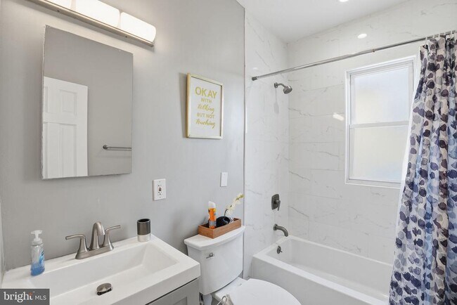 Building Photo - 1341 Franklin St NE