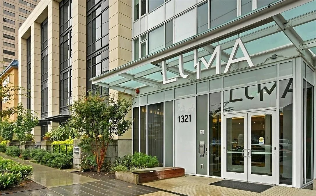 Building Photo - 1321 Seneca St