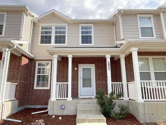 Primary Photo - 2 Bedroom Townhome Available Near S Circle...