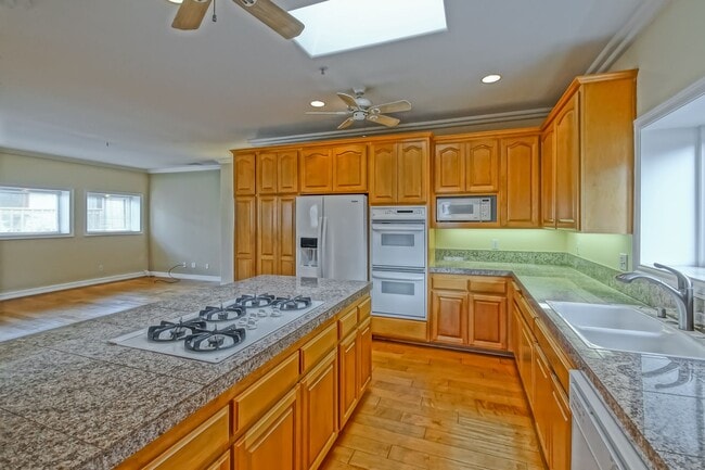 Building Photo - BEAUTIFUL, BRIGHT & AIRY 3BR2.5BA DETACHED TOWNHOME W/ LARGE 2-CAR GARAGE, WORKSHOP/BONUS ROOM, C...