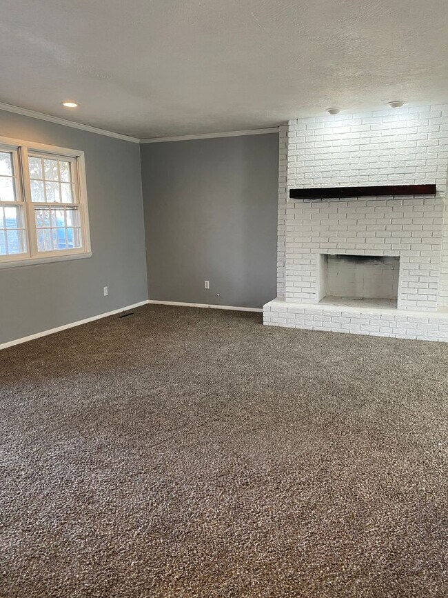 Building Photo - 3 bedroom/1.5 bathroom house/2 car garage