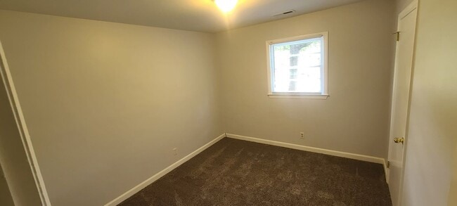 Building Photo - Great private home convenient to I40, Airport and Farmers Market