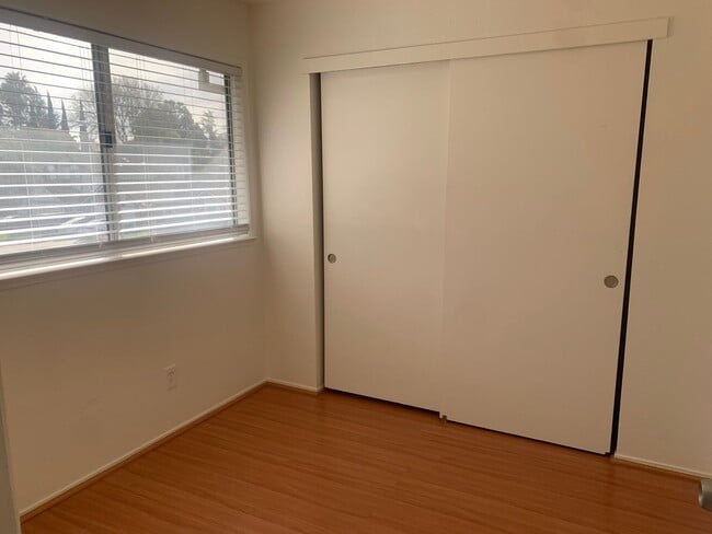 Building Photo - Updated Fairfield Apartment