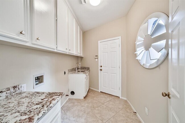 Building Photo - 16 Kelliwood Ct Cir