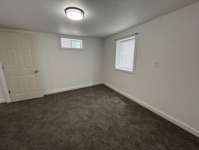 Building Photo - 3 Bedroom 1 Bath Beautiful House with Fenced Yard & Garage