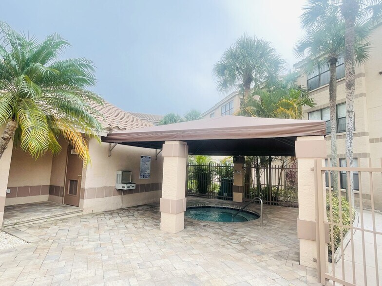 Building Photo - 2736 S University Dr