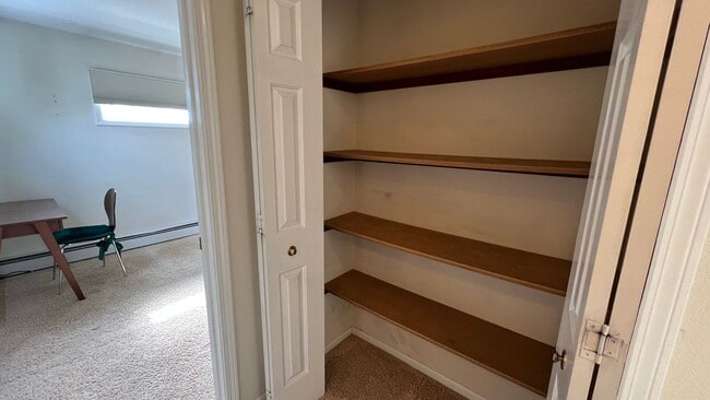 Building Photo - Lovely 2 Bedroom Townhouse Condo W/Garage - Corner Lot - Call Today!