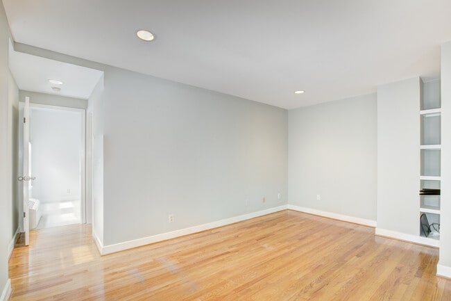 Building Photo - One-Bedroom in Adams Morgan! Parking Spot ...