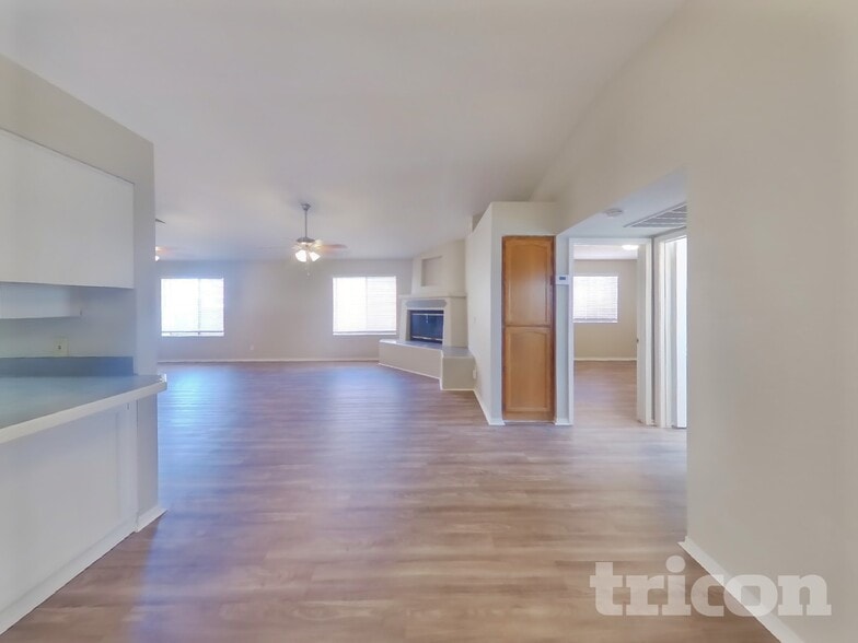 Building Photo - 6309 E Ivyglen St