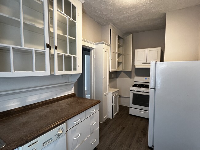 Building Photo - 1140 River St