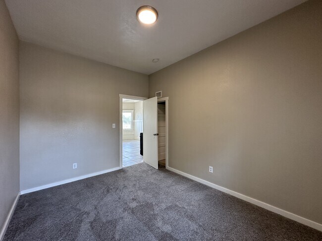 Building Photo - 1340 S Kirby St
