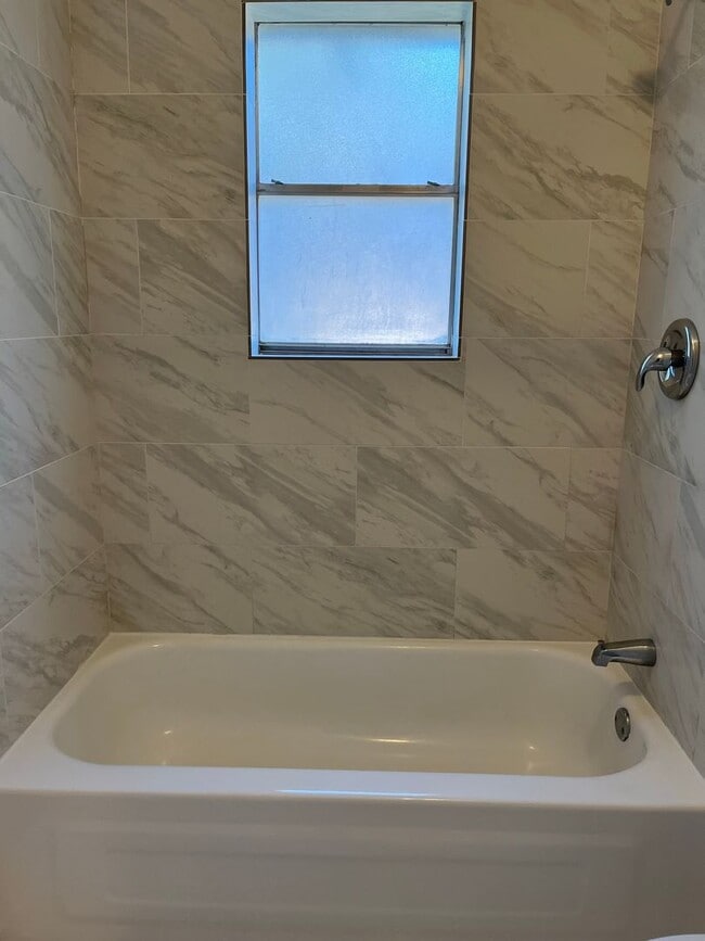 Building Photo - 4 bedroom, 2 bath - One story rental in Kingwood