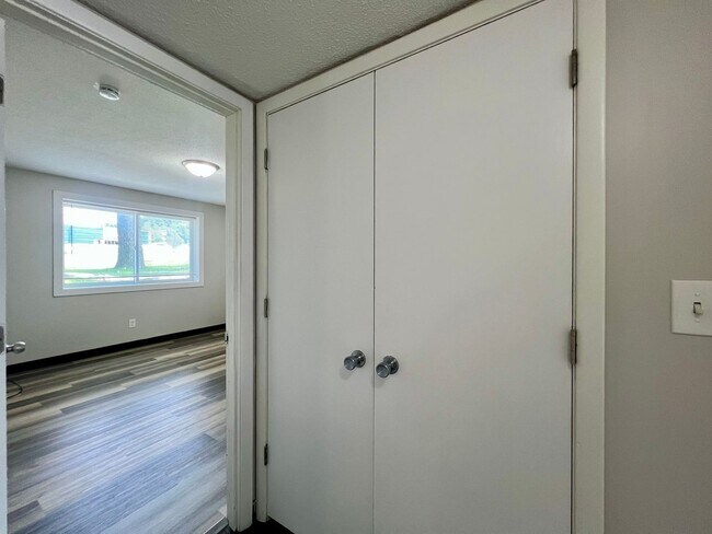 Building Photo - 2 Bed 1.5 Bath Apartment for rent!