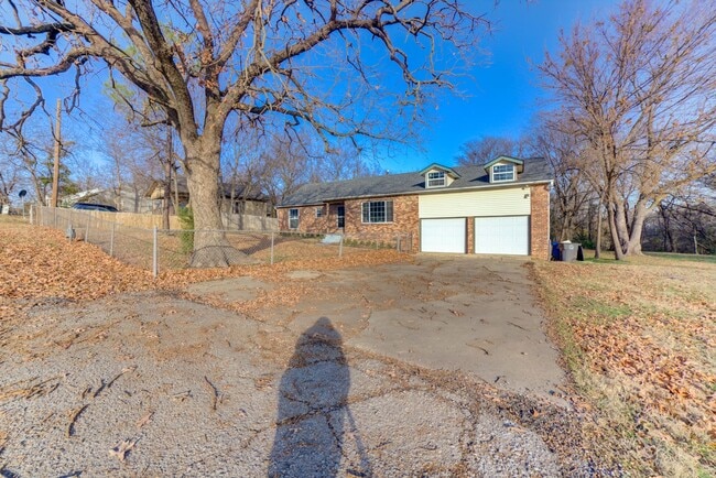 Building Photo - Stunning 4 Bed 3 Bath Home on Quiet Street!