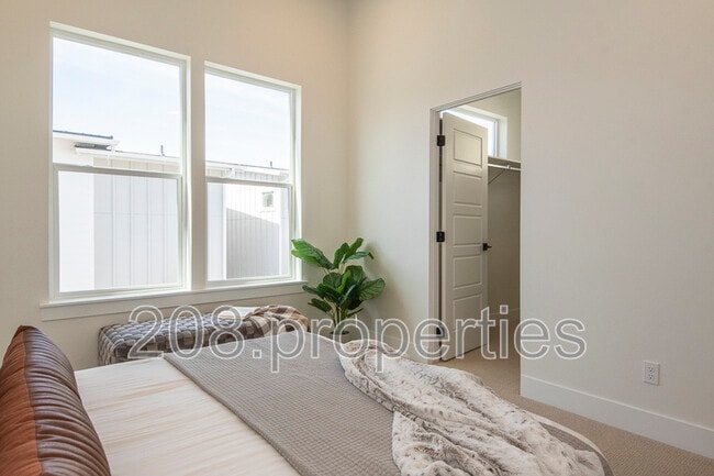 Building Photo - 479 E Violets Cv Ln