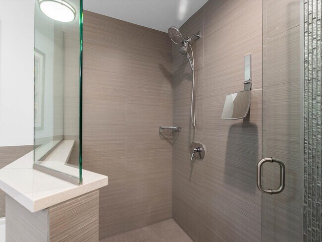 Building Photo - Large Corner Unit at STAR TOWER!