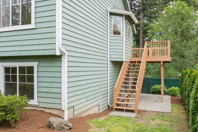 Building Photo - Large Updated 5 Bed SPLIT-LEVEL Kenmore Home!