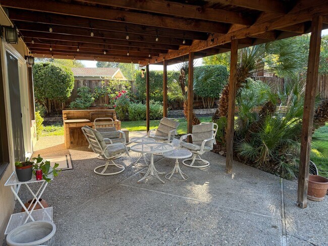 Building Photo - Desirable St Francis Neighborhood