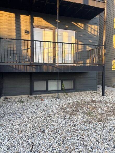 Building Photo - 6853 W Belmont Ave