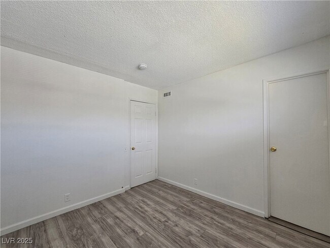 Building Photo - 2913 Stewart Ave