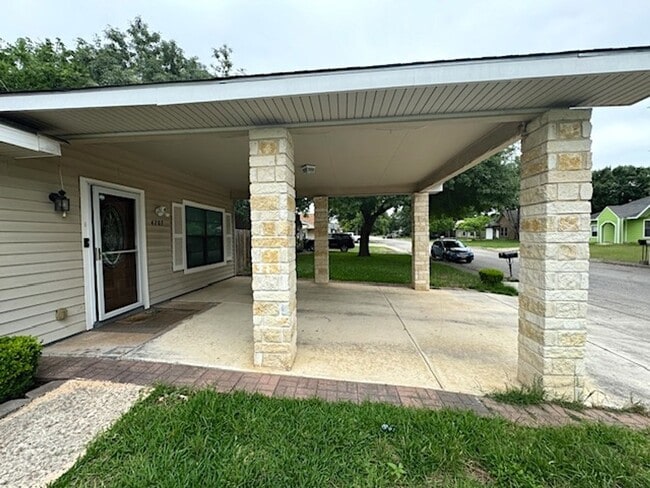 Building Photo - Ready For Move In! Roomy 2 bedroom 1 bath ...