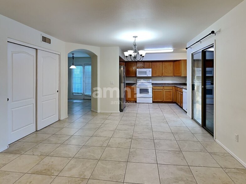 Building Photo - 9325 E Oro Ave