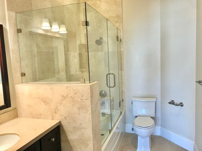 Building Photo - Handsome, Recently Renovated, 3BR/2BA Pac ...